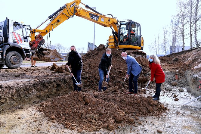 Alexander Stitz, Andreas A. Ebert, B&uuml;rgermeister Marko Grosa und Gritt Wahsner (von links) beim offiziellen Spatenstich f&uuml;r die neuen st&auml;dtischen Garagen in der Leinefelder Heinestra&szlig;e  (Foto: Ren&eacute; Wei&szlig;bach)