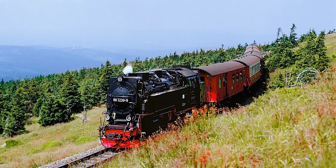 Dampflok auf dem Weg von Brocken hinab (Foto: HSB/Volker Schadach)