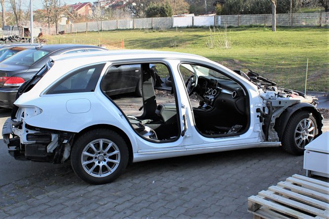 &Uuml;bersichtsaufnahme Beifahrerseite Mercedes (Foto: LPI Nordhausen)