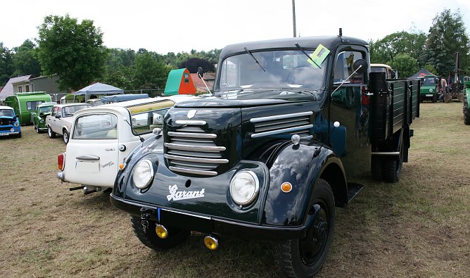Zeugen vergangener Automobilgenerationen in Udersleben (Foto: U.Reinboth) Zeugen vergangener Automobilgenerationen in Udersleben (Foto: U.Reinboth)