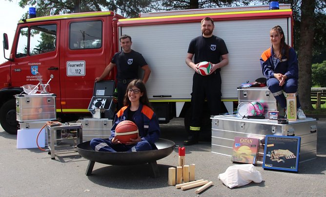 Antonia  (links) und  Honey  (rechts) freuen sich  ebenso wie  Wehrf&uuml;hrer  Peter  Hausmann (links) und  Jugendwart  Michael  Dreiling  (Mitte)  &uuml;ber  die  neuen Ausr&uuml;stungsgegenst&auml;nde  f&uuml;r Ihre  Feuerwehr (Foto: Privat)