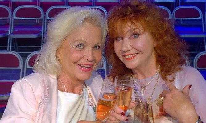 Dorit Gäbler und Regina Thoss schwelgen in Erinnerungen (Foto: Agentur) Dorit Gäbler und Regina Thoss schwelgen in Erinnerungen (Foto: Agentur)