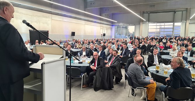 450 G&auml;ste waren zum Richtfest gekommen. (Foto: nnz)