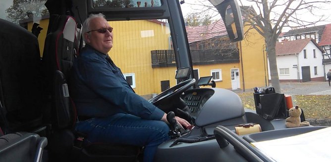 Wie schon zur Landpartie nach B&uuml;ckeburg sa&szlig; auch diesmal wieder Uwe Keitel f&uuml;r Brauer am Steuer seines Busses. (Foto: Kurt Frank)