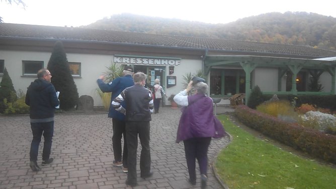 Neblig-tr&uuml;b war es noch bei Ankunft der Reisegruppe am Kressenhof, was sich bald &auml;nderte. (Foto: Kurt Frank)