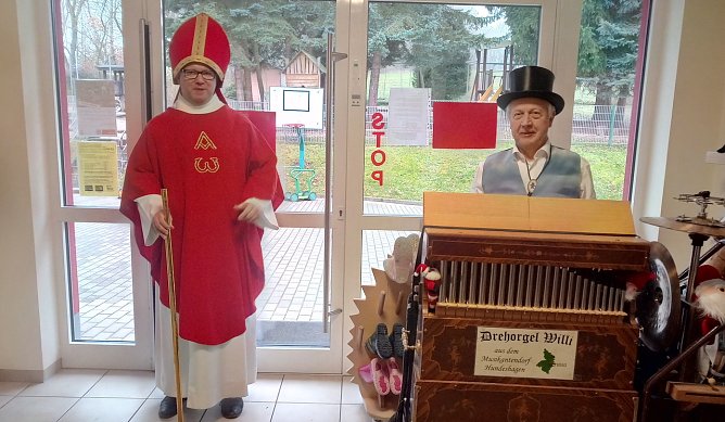 Pfarrer Tobias Reinhold als Bischof Nikolaus und Wilhelm Reimann an seiner Drehorgel.  (Foto: Michaela Biermann)