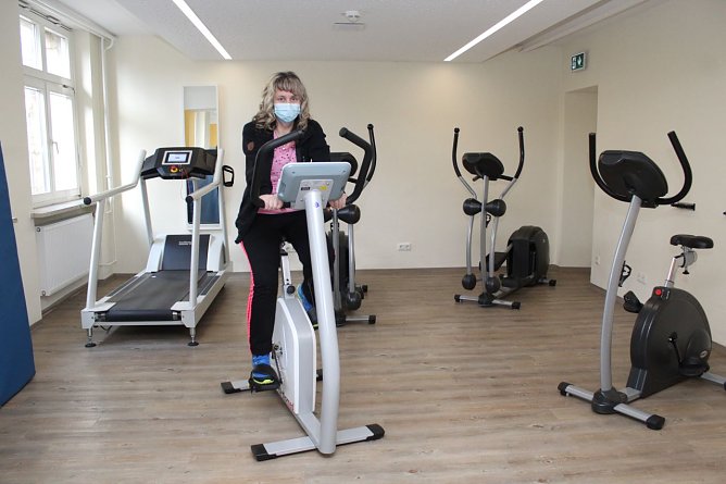 Jacqueline Liesegang trainiert in ihrem eigenen Tempo t&auml;glich im Rahmen der Multimodalen Schmerztherapie am Kraftaufbau und der Beweglichkeit ihres K&ouml;rpers. (Foto: Helios Bleicherode)