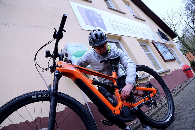 Frank Hebestreit (Keule) macht mit seinem Rad oft gr&ouml;&szlig;ere Touren durch das Eichsfeld und freut sich &uuml;ber die neue Ladem&ouml;glichkeit am Geb&auml;ude des Worbiser B&auml;renparkes. (Foto: Ren&eacute; Wei&szlig;bach)