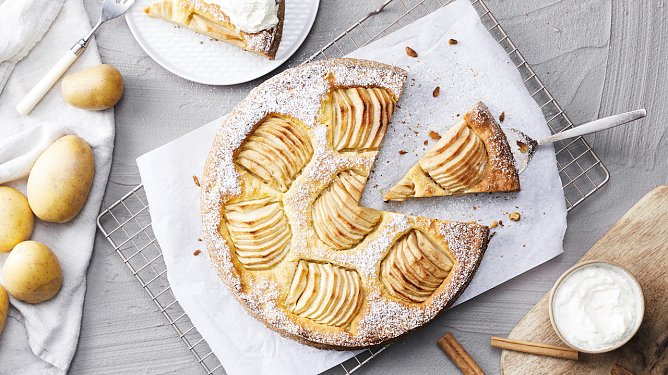 Einfach mal ausprobieren: Einen Teil Mehl durch mehligkochende Kartoffeln beim Backen ersetzen �Kuchen und Teilchen werden dann besonders saftig und bekommen eine zart-gelbe Farbe. (Foto: KMG)
