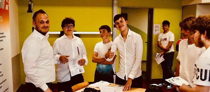 An der Lessing-Schule wurde gestern die dritte Runde des "Tags in der Praxis" mit einer Berufsmesse eingel&auml;utet (Foto: agl)