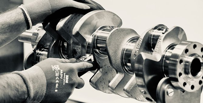 Beim Kurbelwellenhersteller Feuer Powertrain blickt man mit einem guten Ma&szlig; an Optimismus in die Zukunft (Foto: agl)