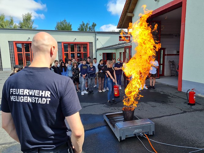 Sch&uuml;lerinnen und Sch&uuml;ler spielen mit dem Feuer - unter professioneller Aufsicht (Foto: Feuerwehr Heiligenstadt)