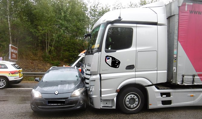 Ungewöhnlicher Unfall auf der A 71 (Foto: Autobahnpolizei) Ungewöhnlicher Unfall auf der A 71 (Foto: Autobahnpolizei)