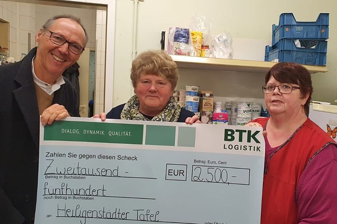Franz Wei&szlig;, Gesch&auml;ftsf&uuml;hrer der BTK mit Tafelleiterin Dorothea Fischer (Mitte) und einer ehrenamtlichen Mitarbeitern im Tafelladen Heilbad Heiligenstadt. (Foto: BTK)