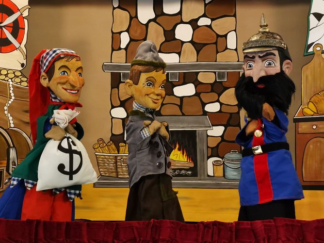 Der R&auml;uber Hotzenplotz in seiner H&ouml;hle mit Kasper, Seppel und dem L&ouml;segeld (Foto: A.Nolting   )