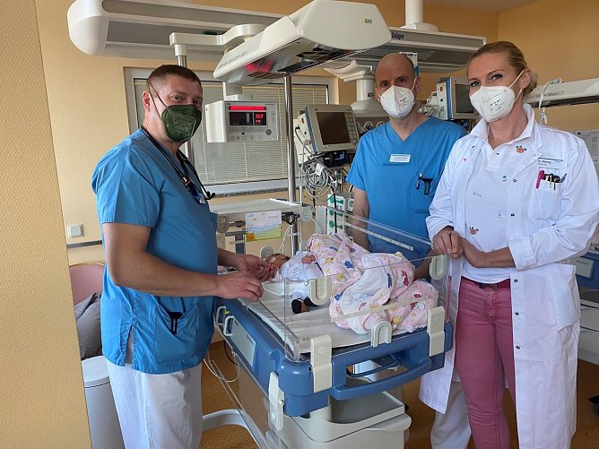 vlnr. Chefarzt P&auml;diatrie Dr. med. Oliver M&ouml;ller, Oberarzt P&auml;diatrie Dr. med. Nils Lazer, Chef&auml;rztin der Gyn&auml;kologie und Geburtshilfe Frau Gudrun K&ouml;nig (Foto: Eichsfeld Klinikum)