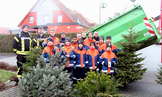 Kleine Helfer sammelten Weihnachtsb&auml;ume ein (Foto: Feuerwehr Heiligenstadt)
