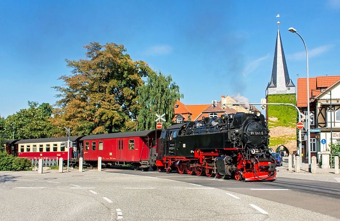 Mit Dampf in den Sommer: Der Sommerfahrplan der Harzer Schmalspurbahnen startet am 1. April und ist bis zum 31. Oktober g&uuml;ltig. (Foto: HSB/Dirk Bahnsen)