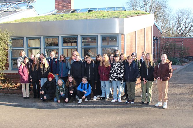 Die Exkursionsteilnehmer der 6.2. vor dem Tropenhaus (Foto: Sabine M&uuml;ller)