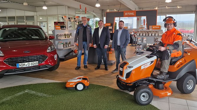 v.l.: Serviceberater Frank Wagner, die beiden Filialleiter Yves Fleckstein und Enrico Braun sowie KFZ-Mechatroniker Oliver Kleemann. (Foto: Nordth&uuml;ringer Unternehmerverband)