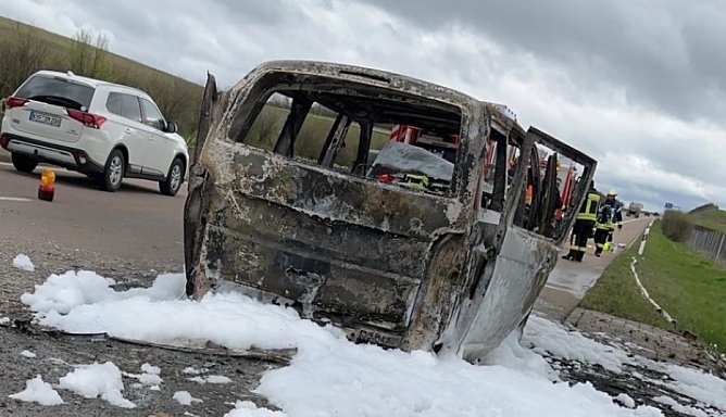 Ausgebrannter PKW auf der A 71 (Foto: Autobahnpolizei) Ausgebrannter PKW auf der A 71 (Foto: Autobahnpolizei)