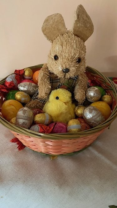 Kuscheliger Osterhase im Osternest (Foto:  J&uuml;rgen und Christa Manck)