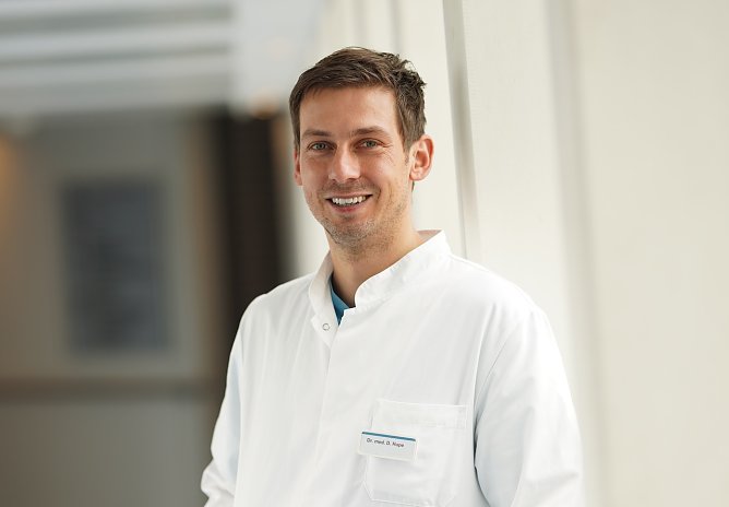 Chefarzt der Orthopädie und Unfallchirurgie, Dr. med. Daniel Hupe (Foto: Eichsfeld Klinikum) Chefarzt der Orthopädie und Unfallchirurgie, Dr. med. Daniel Hupe (Foto: Eichsfeld Klinikum)