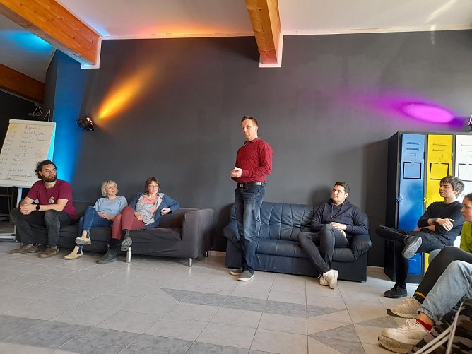 Dorfgespr&auml;ch in der Landgemeinde (Foto: Sarina Flucke)