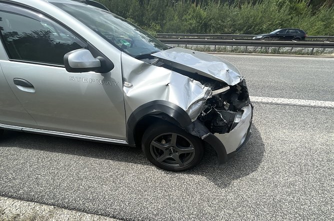 Beschädigtes Fahrzeug (Foto: Autobahnpolizei) Beschädigtes Fahrzeug (Foto: Autobahnpolizei)