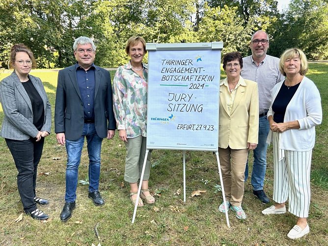 v.l.: Katja Ludwig, Ehrenamtsbeauftragte im Saale-Holzlandkreis, Niels Lange (Th&uuml;ringer Ehrenamtsstiftung (TES)), Sabine Wosche (LEG Th&uuml;ringen), Christine Schwarzbach (Kuratorium TES), Peter R&uuml;berg (R&Uuml;BERG - Medien Marketing Models), Barbara Rinke (Vorstand TES). (Foto: Alexandra Kehr)