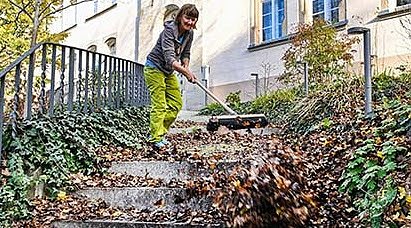 Laubbeseitugung im Herbst: wer ist verantwortlich? (Foto: HUK Coburger)