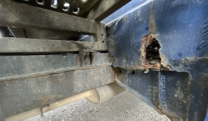 Einblick in die durchrostete Fahrerkabine (Foto: Autobahnpolizei)