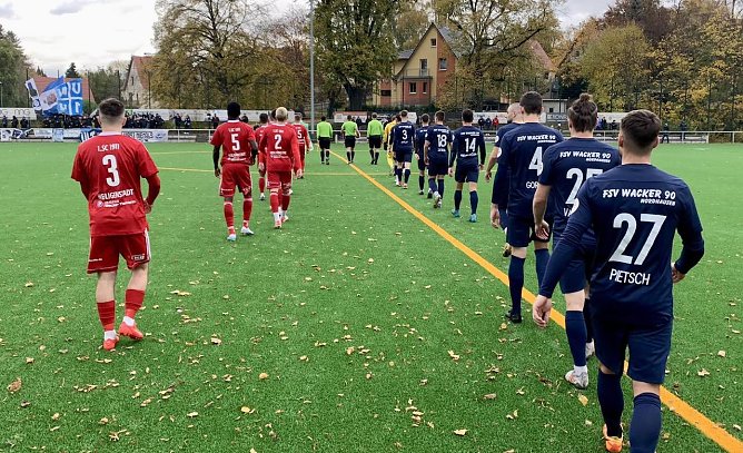 Einmarsch der Kontrahenten im Stadion Gesundbrunnen (Foto: FSV Wacker) Einmarsch der Kontrahenten im Stadion Gesundbrunnen (Foto: FSV Wacker)