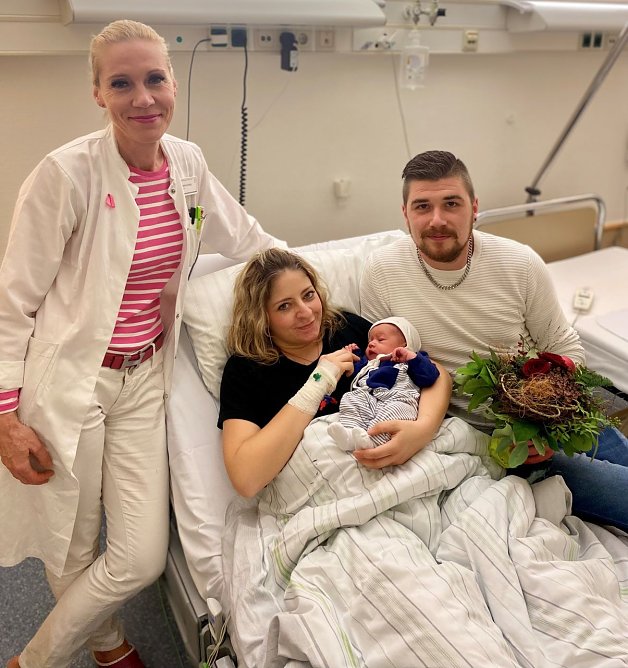 Chef&auml;rztin Gudrun K&ouml;nig mit Eltern Victoria und Maximilian und Baby Nelio (Foto: Claudia Reich, Eichsfeldklinikum)