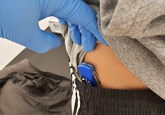 Zugriffsbereites Taschenmesser im Hosenbund des Täters (Foto: Bundespolizei Erfurt) Zugriffsbereites Taschenmesser im Hosenbund des Täters (Foto: Bundespolizei Erfurt)