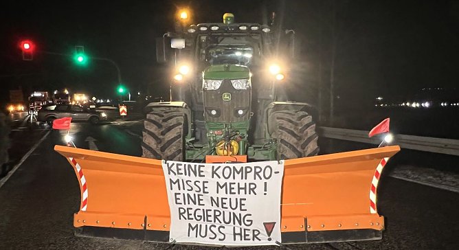 Bauernprotest heute Morgen gegen und vor Ampel (Foto: S.Dietzel) Bauernprotest heute Morgen gegen und vor Ampel (Foto: S.Dietzel)