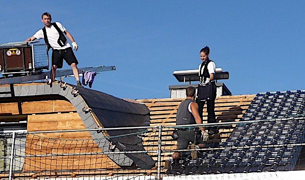 Arbeiten unter freiem Himmel bei jedem Wetter: Dachdecker und Dachdeckerinnen (Foto: C.Wilhelm) Arbeiten unter freiem Himmel bei jedem Wetter: Dachdecker und Dachdeckerinnen (Foto: C.Wilhelm)