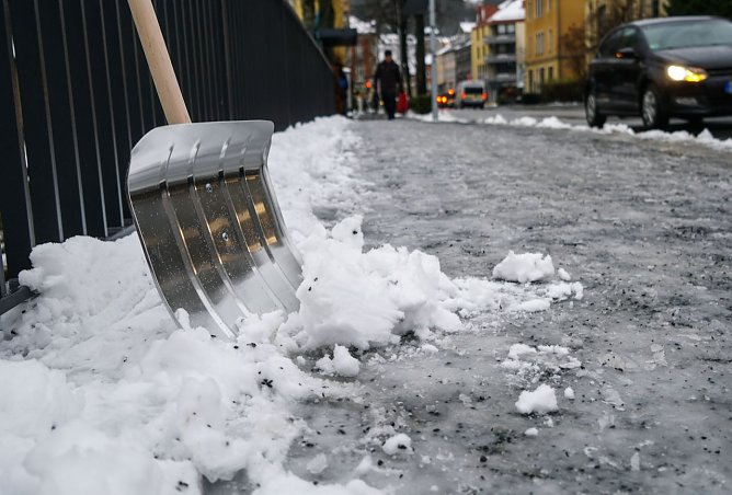 Bei Eis und Schnee m&uuml;ssen B&uuml;rgersteige ger&auml;umt werden (Foto: HUK Coburg)