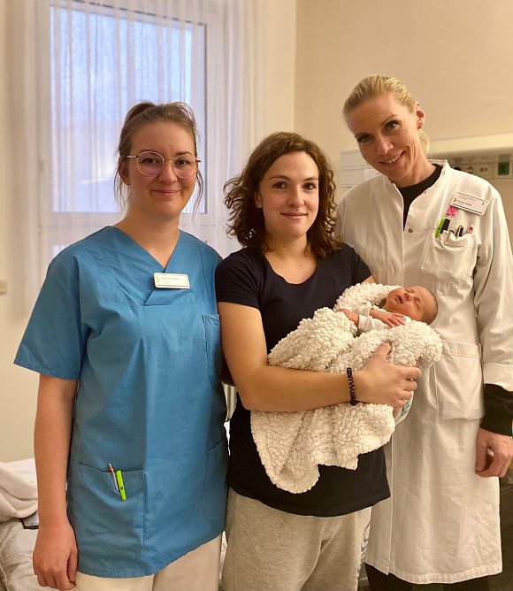 Nicole Fischer, Hebamme Eichsfeld Klinikum  Mutter Indira mit Baby Flynn  Gudrun K&ouml;nig, Chef&auml;rztin Klinik f&uuml;r Gyn&auml;kologie und Geburtshilfe Eichsfeld Klinikum (Foto: Claudia Reich, Eichsfeldklinikum)