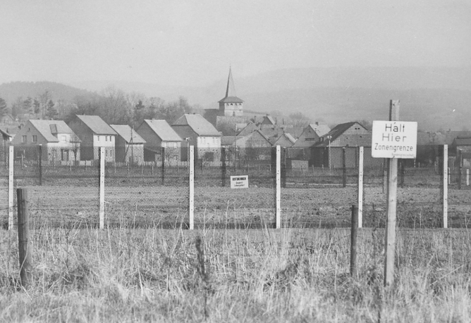 as Grenzdorf Ecklingerode, an dem die Gedenkwanderung vorbeif&uuml;hren wird, in einer Ansicht aus den sp&auml;ten 1960er Jahren (Foto: Heinz Schipkowski / Archiv Grenzlandmuseum Eichsfeld)