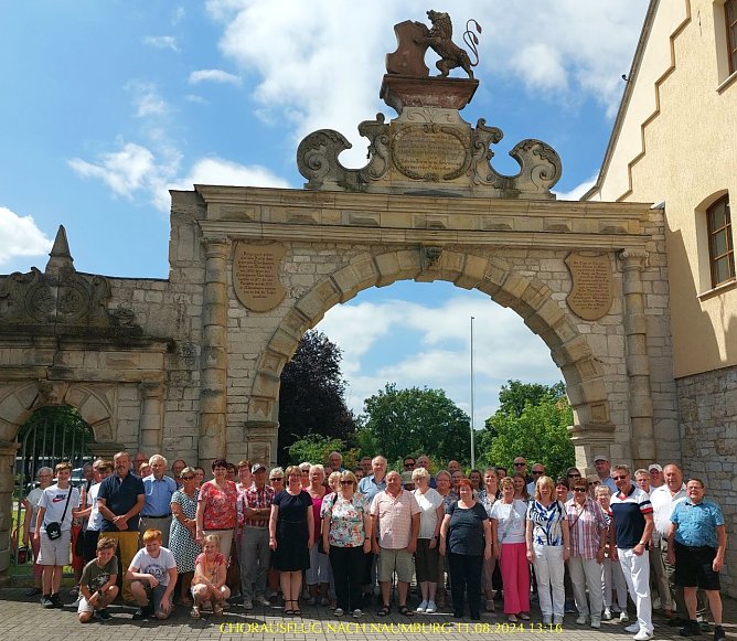 Gesangverein Concordia Gernrode unter dem Torbogen von Rittergut Kreipitzch (Sachsen-Anhalt) (Foto: Wolfgang Kolitsch)
