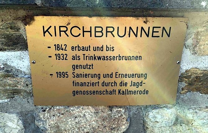 Schild am Brunnen in Kallmerode (Foto: R.Weißbach) Schild am Brunnen in Kallmerode (Foto: R.Weißbach)