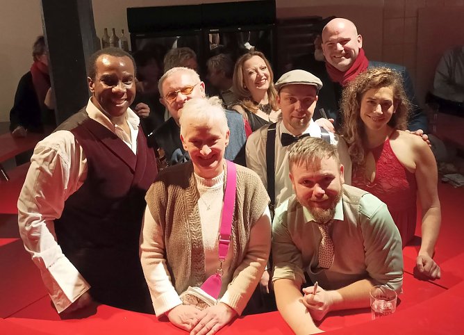 Das Tenortrio Fellas mit seinen Musikern und Besuchern des Weihnachtskonzertes im Stocksen in Sondershausen (Foto: Thomas Leipold)