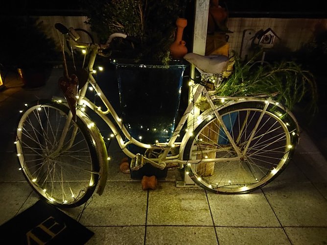 Beleuchtetes Fahrrad (Foto: E. Gösel) Beleuchtetes Fahrrad (Foto: E. Gösel)