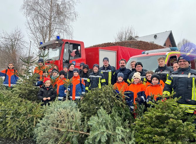 Weihnachtsbaumaktion im letzten Jahr  (Foto: Feuerwehr Heiligenstadt, Maximilian D&ouml;lle )