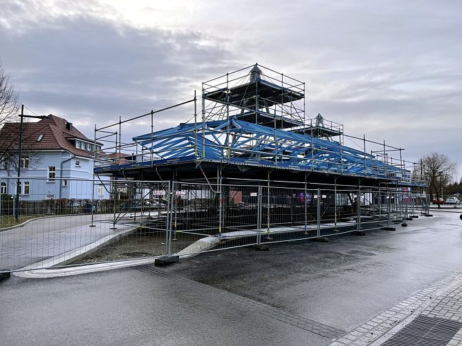 Eingerüstete Haltestelle am Leinefelder Busbahnhof (Foto: René Weißbach) Eingerüstete Haltestelle am Leinefelder Busbahnhof (Foto: René Weißbach)