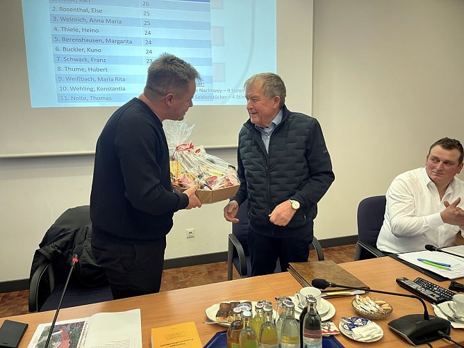 Verabschiedung des ehemaligen Seniorenbeiratsvorsitzenden Helmut Funke durch B&uuml;rgermeister Christian Zwingmann. (Foto: Stadt Leinefelde )