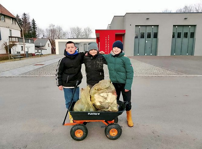 Breitenbacher Nachwuchs packt an (Foto: Stadt Leinefelde-Worbis) Breitenbacher Nachwuchs packt an (Foto: Stadt Leinefelde-Worbis)