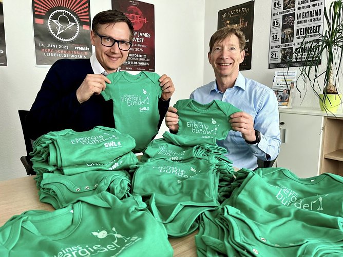 Stadtwerke-Gesch&auml;ftsf&uuml;hrer Thomas Gerstner (links) und Prokurist R&uuml;diger Steinberg haben die neuen gr&uuml;nen Bodies pers&ouml;nlich zur Stadtverwaltung gebracht, damit diese wieder an die neuen Erdenb&uuml;rger verteilt werden k&ouml;nnen.  (Foto: Ren&eacute; Wei&szlig;bach)