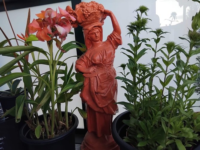 Statur auf einem Balkon (Foto: Inke Sander)